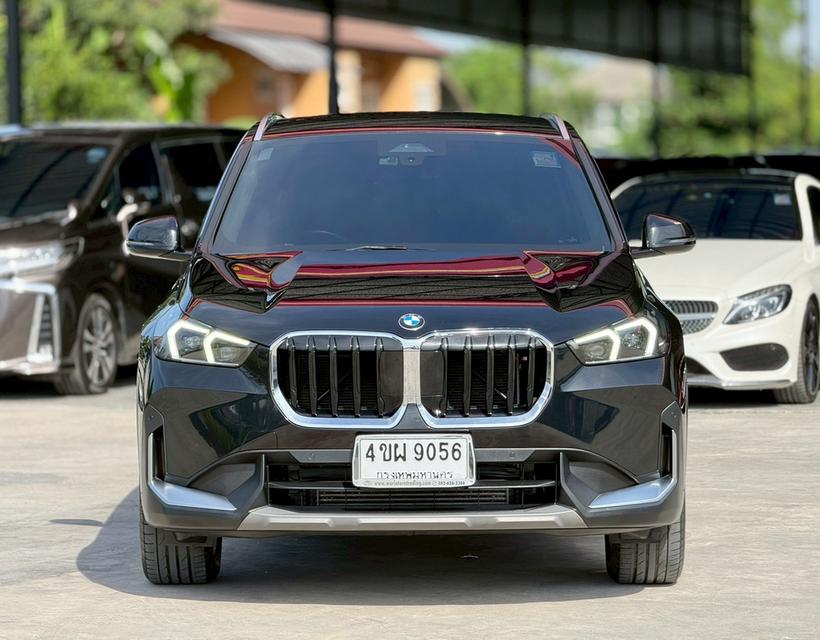 2023 BMW X1, 1.5 sDrive18i โฉมปี 23-ปัจจุบันเครื่องยนต์เบนซิน LCI รหัสตัวถังU11 รถสีดำ รูปย่อยที่ 2