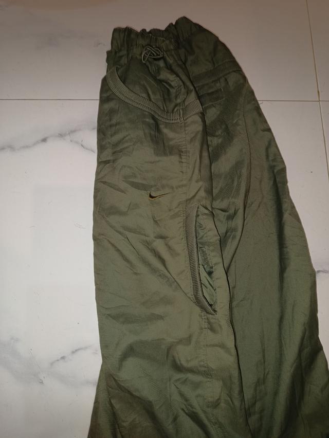 กางเกงผ้าร่ม Nike สีเขียวขี้ม้า 31" ยึดได้ถึง 37" รูปที่ 4