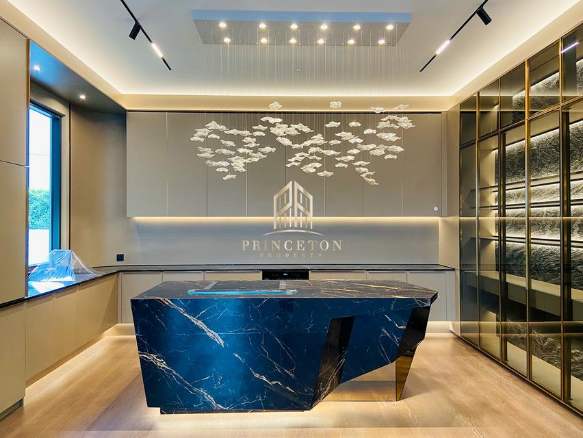 VIVE New Krungthep Kreetha Luxury 3-Storey Modern Home 7