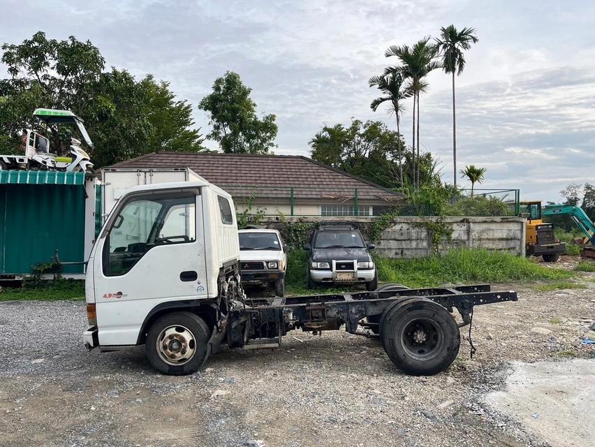 ISUZU NKR รถบรรทุกเล็ก 6 ล้อ ป้ายไม่ติดเวลา