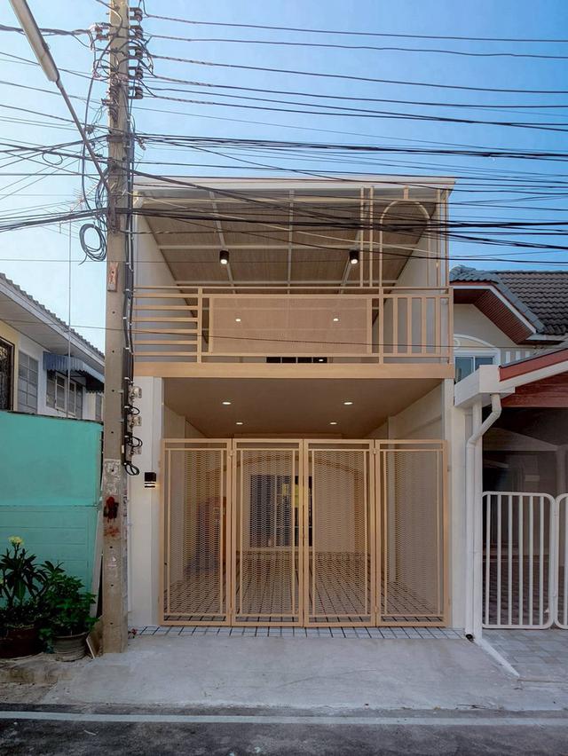 หมู่บ้านร่มเงาไม้  ถนนวัดลาดปลาดุกทาวน์เฮ้าส์ 2 ชั้น  มีระเบียงด้านหน้ารับลม ตกแต่งใหม่พร้อมอยู่ ต้นโครงการ 1