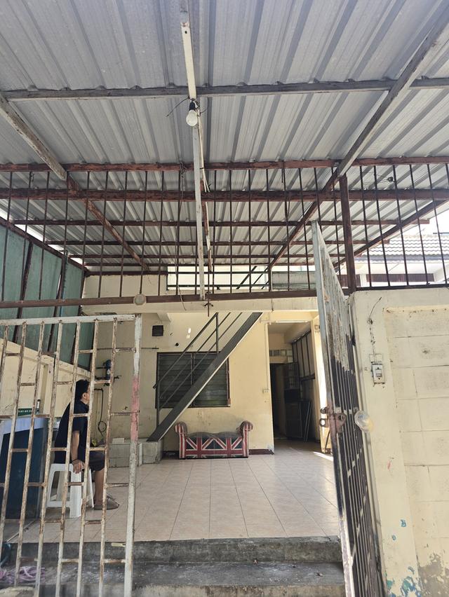 ขายทาวน์เฮ้าส์เนื้อที่ 33 ตารางวา อยู่ซอยประชาราษฎร์บำเพ็ญ 1 ถนนรัชดาภิเษก เขตดินแดง หน้าปากซอย คือ แยกพระพิฆเนศ 2