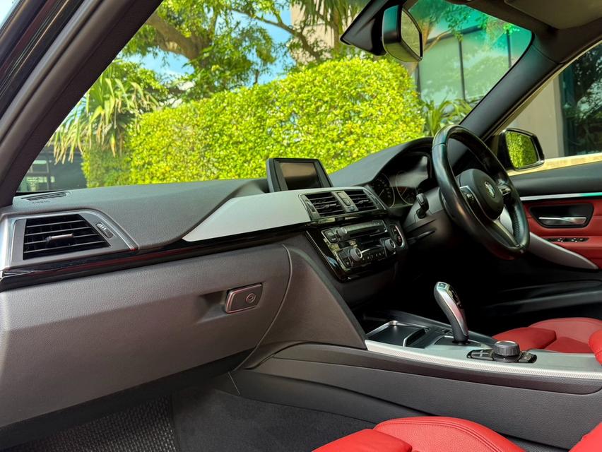 2018 BMW 320D M PERFORMANCE รถมือเดียวออกป้ายแดง รถวิ่งน้อย เข้าศูนย์ตามระยะ รถไม่เคยมีอุบัติเหตุครับ 11