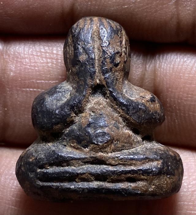 พระปิดตาเนื้อผงลงรักเก่า