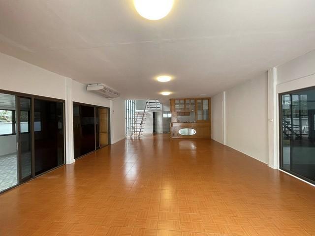 ให้เช่าบ้านเดี่ยว 2 ชั้น 200 ตรว. 6 ห้องนอน รัชดา 19 วิภาวดี 16 ใกล้ MRT รัชดา ที่จอดรถกว่า 10 คัน 6