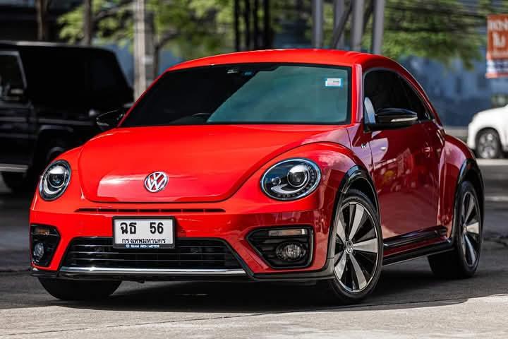 Volkswagen Beetle สีแดง