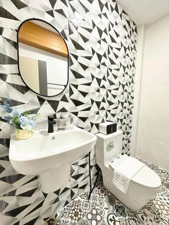 บ้านเดี่ยวพร้อมอยู่-พร้อมปล่อยเช่า ซื้อแล้วรับค่าเช่าได้เลย ทำเลดี 50 ตรว. 4 นอน 3 น้ำ ใกล้ห้างสรรพสินค้า ใกล้โรงเรียน ใกล้โรงพยาบาล ติดถนนเส้นหลัก 9