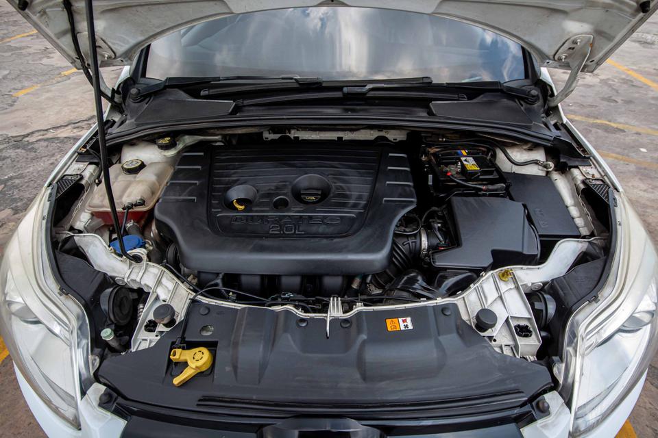 ปี 2013 Ford Focus 2.0S Sedan 4ประตู Sunroof A/T สีขาว 6