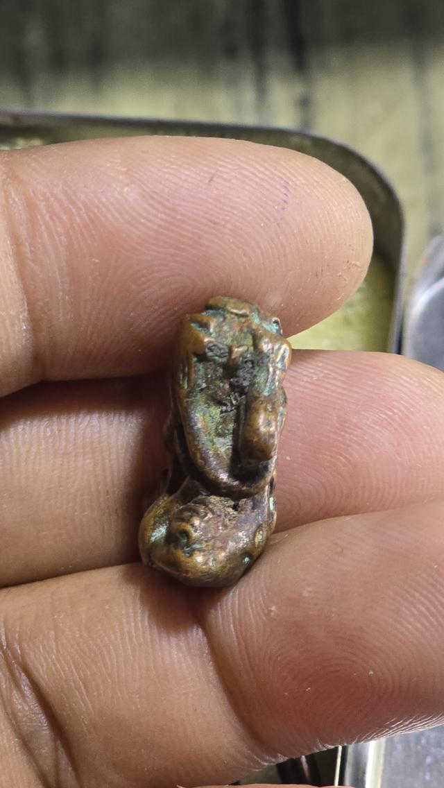 พระปิดตาเนื้อโลหะเก่า พิมพ์ว่าวจุฬา 3