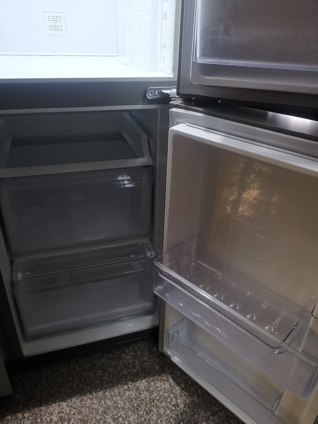 ตู้เย็น​ 22.8Q ​รุ่น​RS63R5581SL​ ​3​ ประตู​ เป็นตู้ใหม่ไม่เคยใช้งาน​ ซื้อมา​ วันที่​ 22/11/68​ เป็นสินค้าตัวโชว์​ อยู่นนทบุรี​ สนใจ​ โทร​0813355042 3