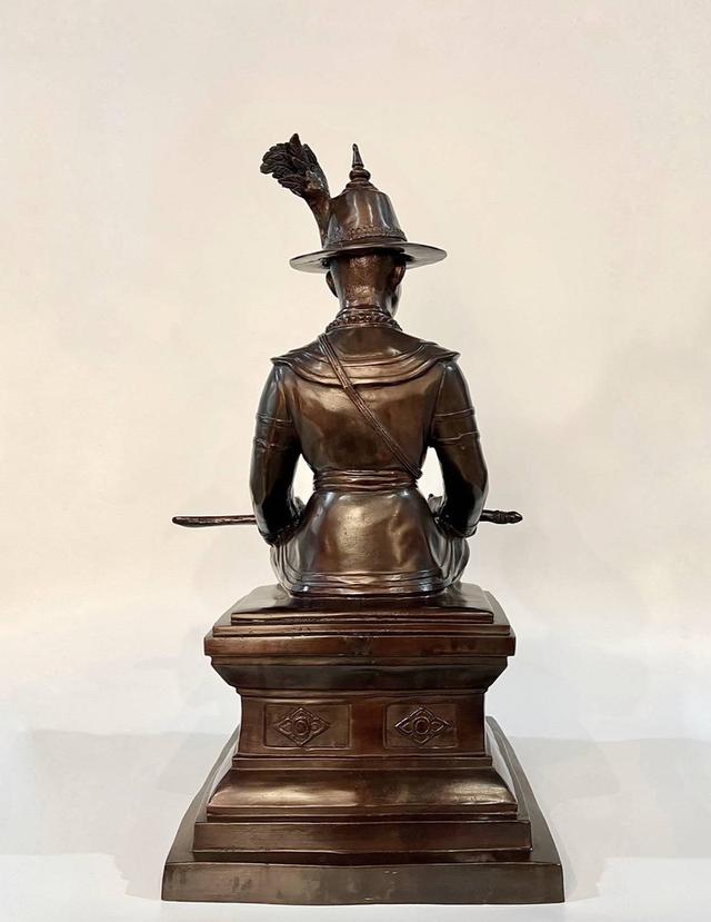 605.พระบรมรูปหล่อสมเด็จพระเจ้าตากสินมหาราช ทรงประทับนั่งบัลลังก์ หน้าตัก 14 นิ้ว 5