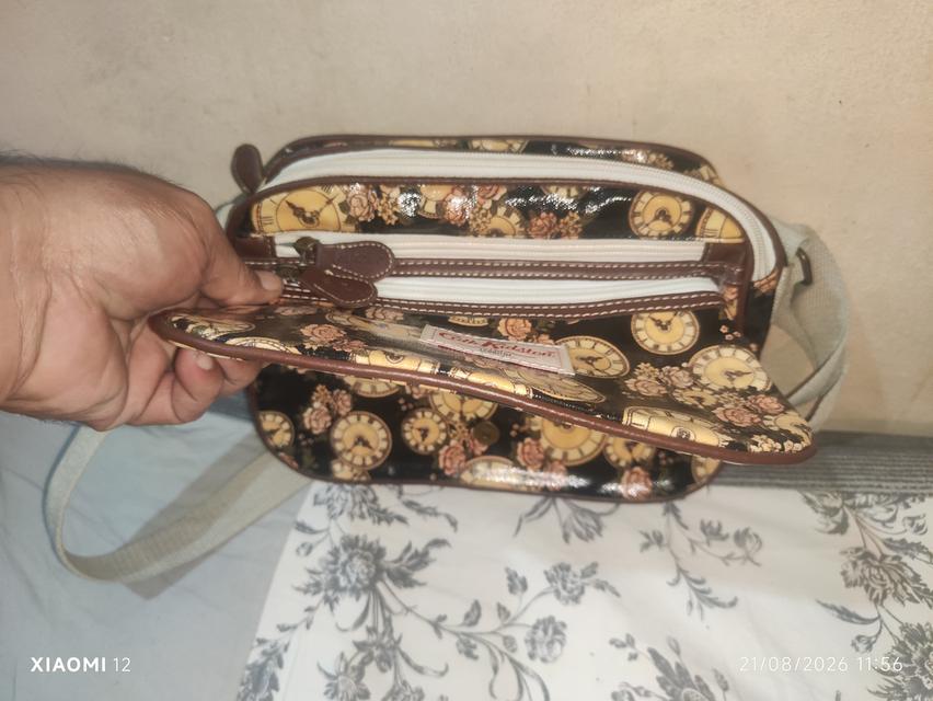 กระเป๋าสะพาย ทรง Crossbody ลายนาฬิกาและดอกกุหลาบวินเทจ มีช่องซิปใช้งานได้หลายช่อง วัสดุผ้าเคลือบเงา (PVC/Oilcloth) ทำความสะอาดง่าย สถาพกระเป๋าใหม่ รูปที่ 10