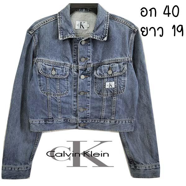 Calvin Klein ครอปยีนส์สีเข้ม(ไม่มาก) ด้านหลังน่ารักมาก งาหายากสุด ผ้าหนาแข็งแรง กระดุมปั๊มทุกเม็ด มีกระเป๋าอก ผ้านุ่ม พร้อมส่ง ไม่ต้องรอ