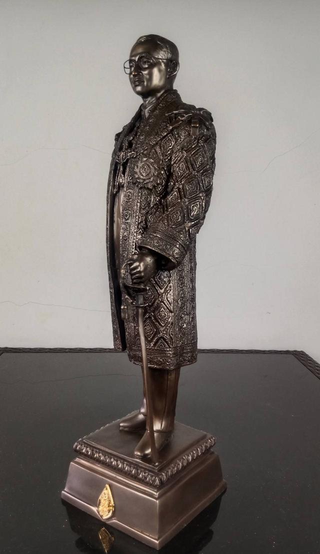 654.พระบรมรูปหล่อในหลวงรัชกาลที่ 9 พระบาทสมเด็จพระปรมินทรมหาภูมิพลอดุลยเดช (รมดำ) รูปที่ 8