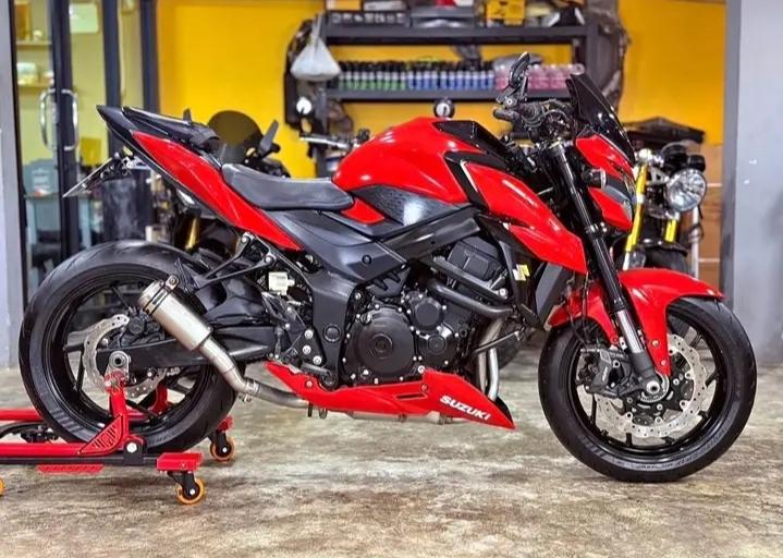 2017 Suzuki GSX-S750 สีแดง