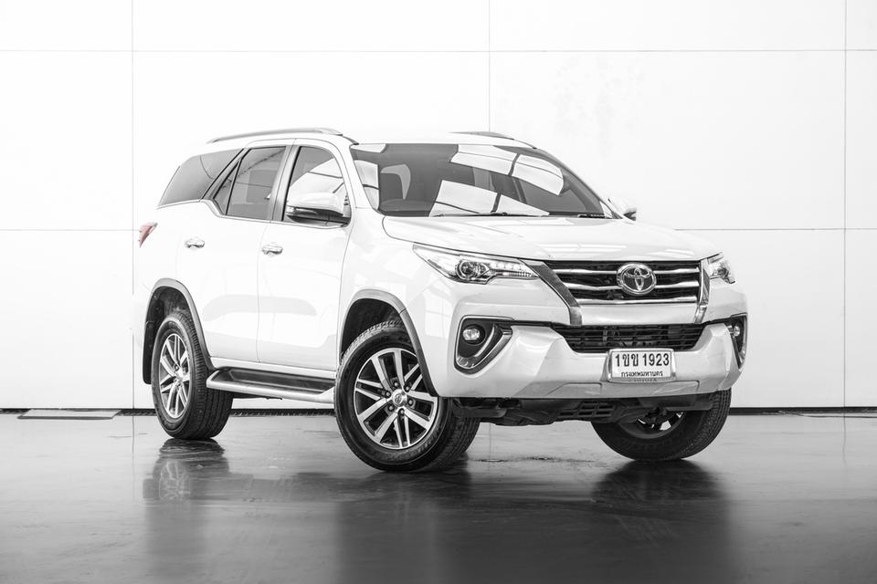 2020 TOYOTA FORTUNER 2.4 V 2WD SUV สีขาว เลขไมล์ 118221 กม.