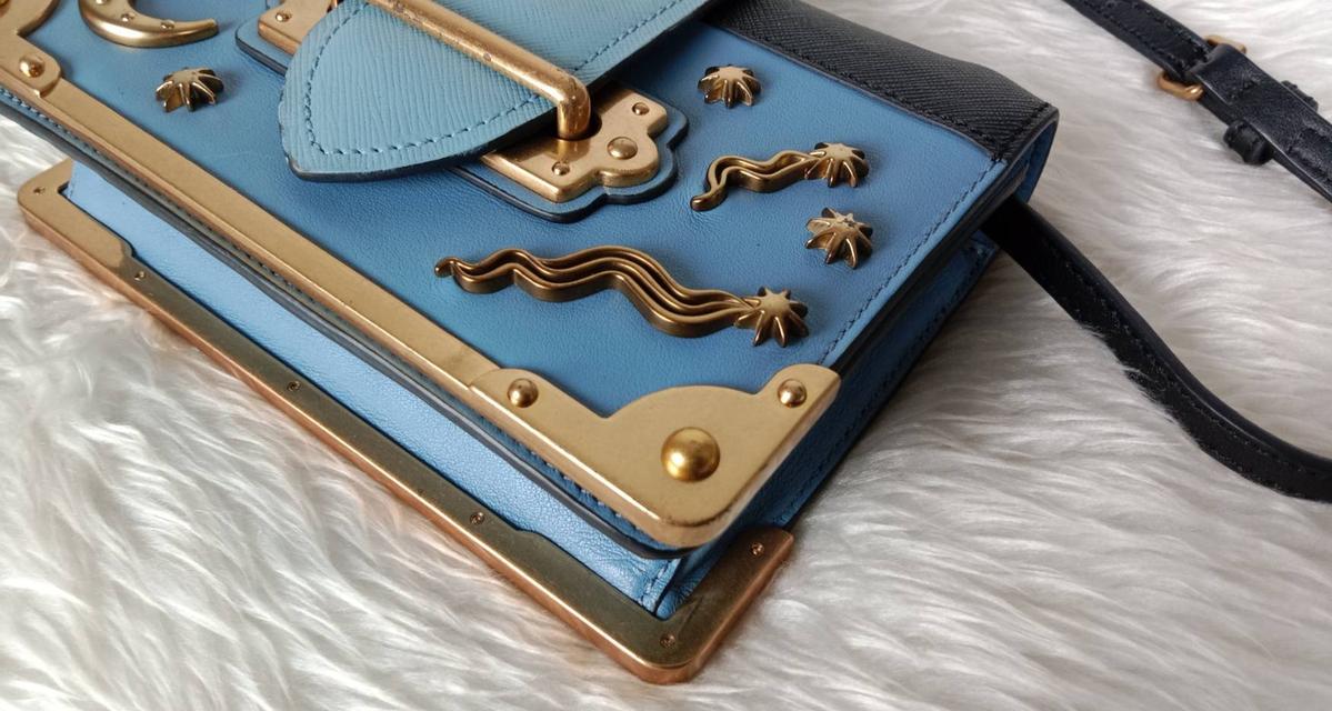 กระเป๋า PRADA Saffiano Shoulder Bag Saffiano leather Blue Gold Auth ar12338A Golden 12