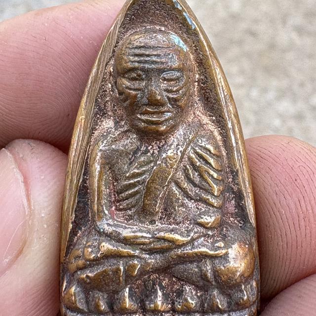 หลวงปู่ทวด วัดช้างให้ พิมพ์หลังเตารีด ปี05 เนื้อนวะโลหะ รูปที่ 6