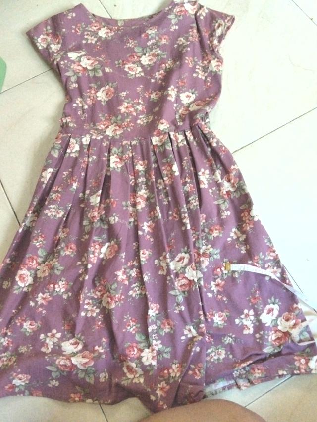 ชุดเดรสผู้หญิงสีม่วง