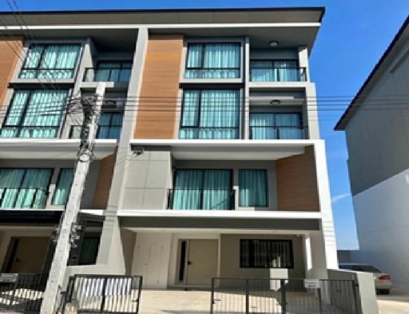 ให้เช่าทาวน์โฮม 3.5 ชั้น โครงการ พรีเมียม เพลส พหลโยธิน รามอินทรา หลังมุม / ถนนเทพรักษ์ 9