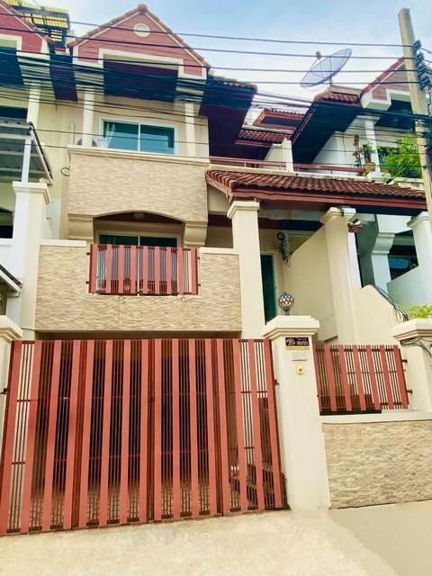 ให้เช่าทาวน์โฮม 4 ชั้น 5 ห้องนอน โครงการรอยัล นครินทร์วิลล่า ซอยศรีนครินทร์ 42 ใกล้ซีคอนสแควร์ ใกล้ Mrt สายสีเหลือง 1