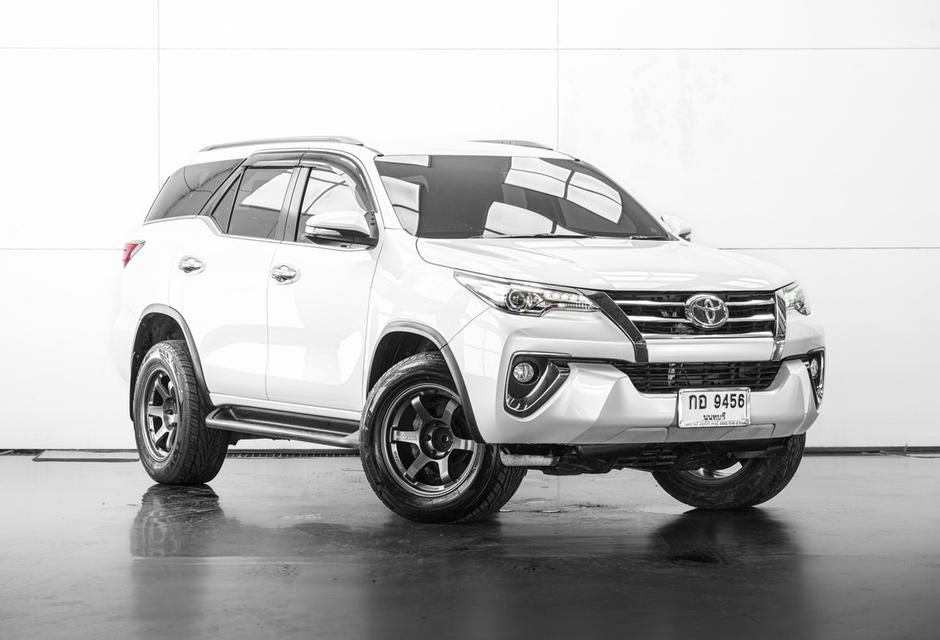 2017 TOYOTA FORTUNER 2.4 V 4WD SUV สีขาว ไมล์ 184315 กม.