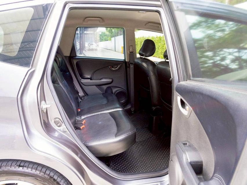 Honda jazz 1.5SV ปี 2012 Sาคา : 289,000 บ. วิ่งน้อย 8 หมื่น km.   ฟรีดาวน์  14