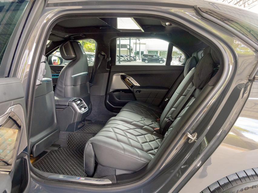 BMW 750e (G70) M Sport ปี 2024 มือเดียว ไมล์แท้ 15,000 กม. BSI/BRI เหลือเพียบ! 16
