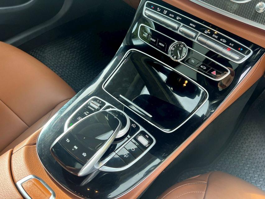 รถเข้าใหม่! MERCEDES-BENZ E220d AMG Dynamic ปี 2016 (จดทะเบียน 2017) สีดำ 16
