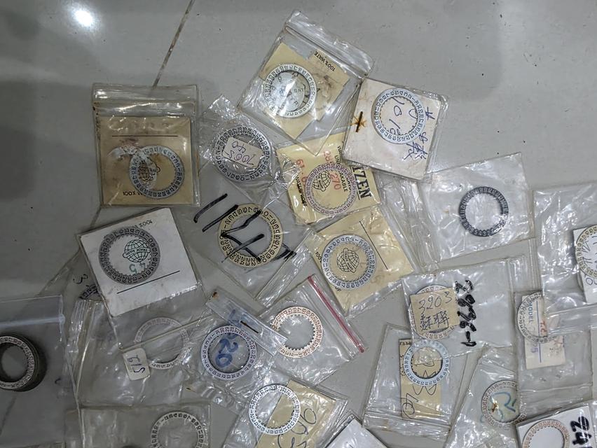 A.อะไหล่ ขอบวันที่ นาฬิกา คละยี่ห้อ คละขนาด เหมาๆ ทั้งหมด WATCH PARTS ALL ของเก่าเก็บ สวยหายากรุ่นเก่า ขายตามสภาพ พร้อมส่ง รูปที่ 2