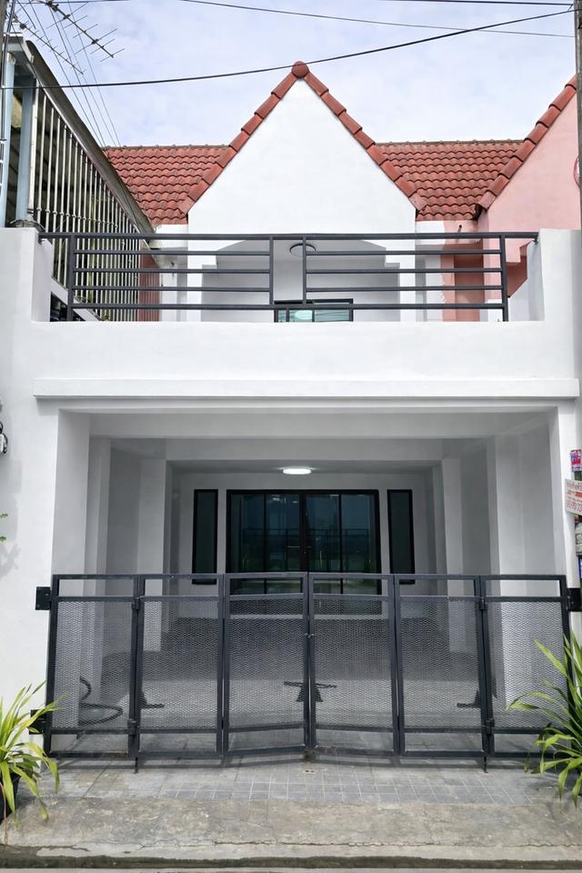 ขายทาวน์เฮ้าส์ 2 ชั้น รีโนเวทใหม่ พร้อมอยู่ ซอยบางปลา 8 บางพลี สมุทรปราการ ราคาถูก 1.99 ล้าน 1