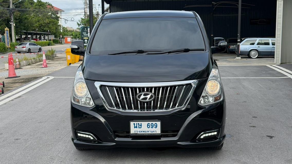 2017 จด19 HYUNDAI H1 ELITE สีดำ เลขไมล์ 150,XXX KM รถสวย เดิม เรียบร้อยพร้อมใช้ HOTPRICE 499,000 บาท
