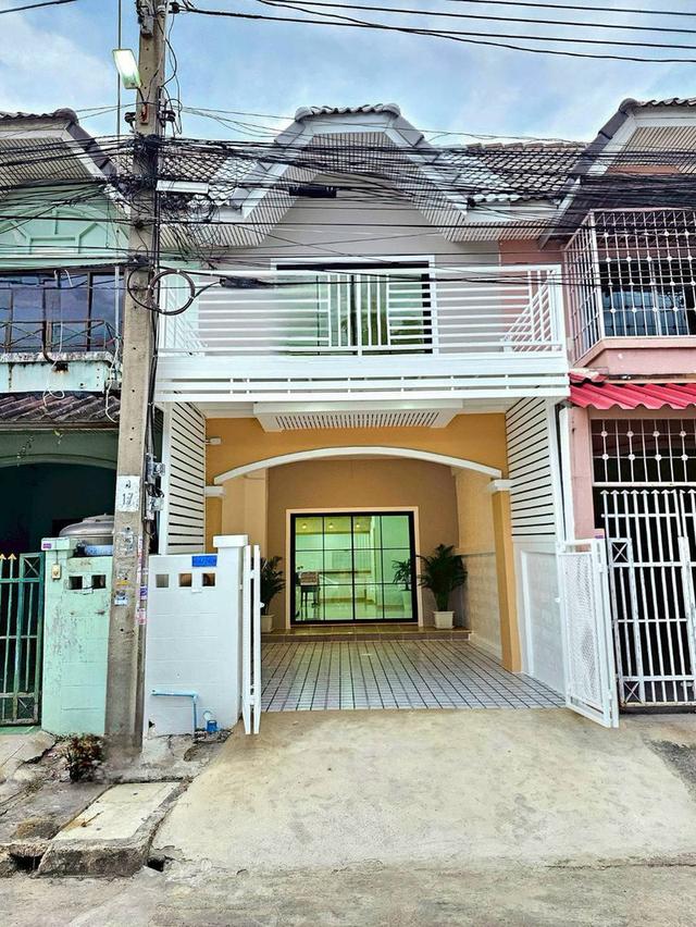 หมู่บ้านมนวดี ถนนวัดลาดปลาดุก