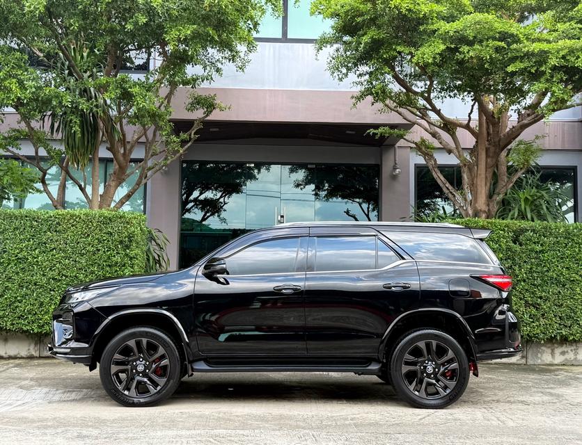 2023 TOYOTA FORTUNER 2.8 GR SPORT 4WD รถมือเดียวออกป้ายแดง รถวิ่งน้อย ประวัติศูนย์ครบ รถไม่เคยมีอุบัติเหตุครับ รูปที่ 5