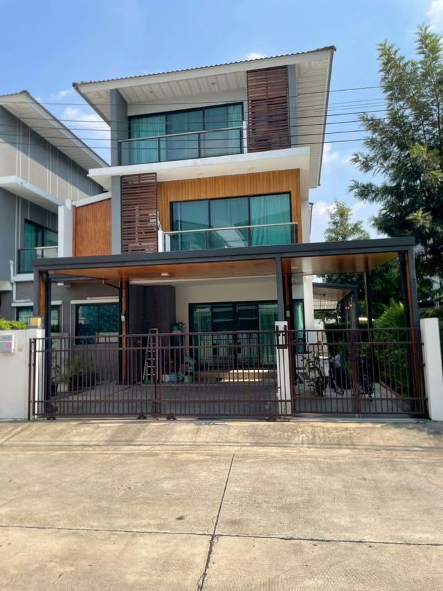 ขายบ้านแฝด สไตล์โมเดิร์น 3 ชั้น SUPALAI ESSENCE ลาดพร้าว 107 แต่งครบ พร้อมอยู่ ทำเลดี เชื่อมต่อเมืองสะดวกสุดๆ 1