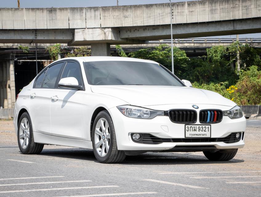 BMW 320i 2.0  F30 LUXURY ปี2014 สีขาว 