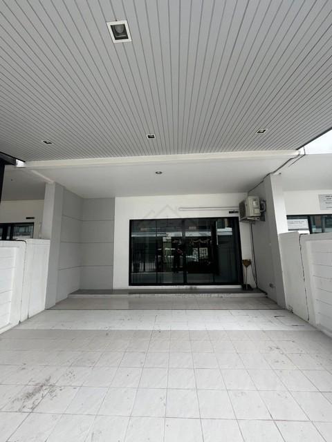 ให้เช่าทาวน์โฮม 3 ชั้น โครงการทรีโอ ร่มเกล้า Trio Romklao ติดถนนใหญ่ ใกล้สุวรรณภูมิ เหมาะอยู่อาศัย ทำโฮมออฟฟิศ 2