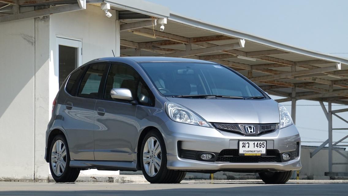 Honda Jazz GE Japan ปี 2012 สี เทา ไมล์ 200,000 กม.