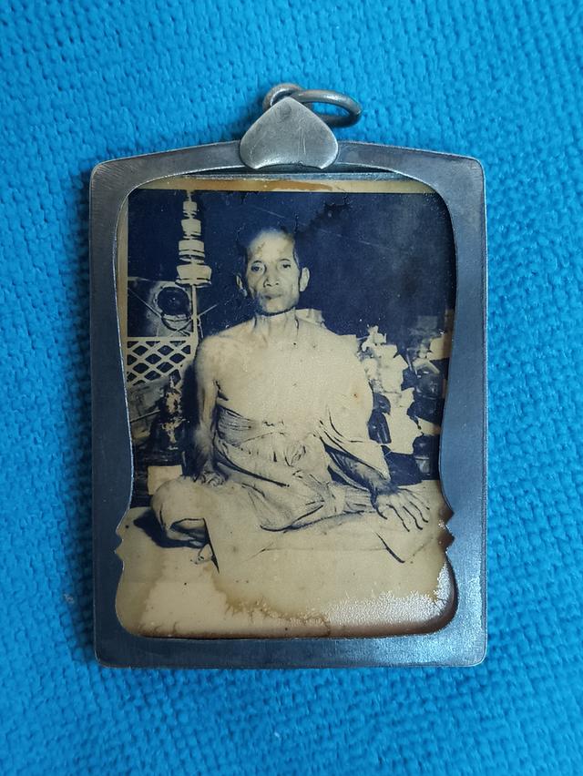 รูปถ่ายนั่งข้างพัดยศ หลวงพ่อมุ่ย วัดดอนไร่ จังหวัดสุพรรณบุรี