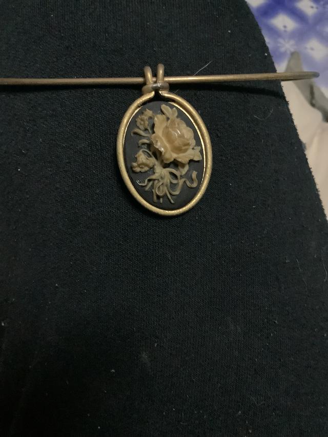 สร้อยคอโชกเกอร์ดอกไม้เรซินวินเทจ Anne Klein 2