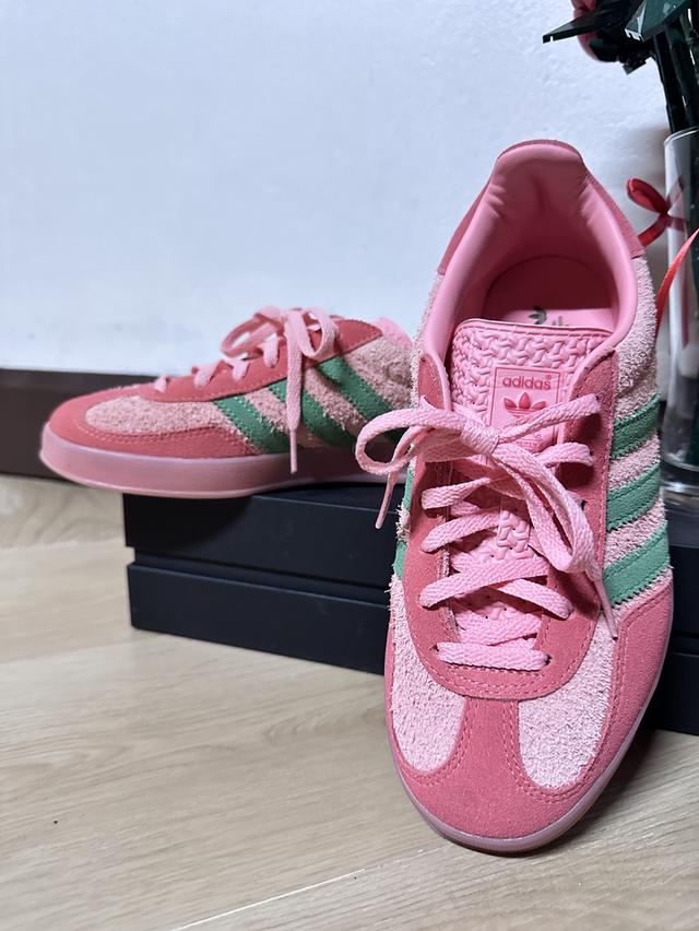 Adidas Gazelle Indoor "Pink Spark & Preloved Green" ให้ฟิลคริสต์มาสมากกก!! โทนสีชมพูน่ารักคิ้วท์ๆที่สาวๆชอบ ตัด เข 4