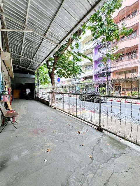 เซ็นทรัล ปิ่นเกล้า 1กม. ให้เช่าอาคาร 2คูหา 4.5ชั้น หลังมุม 68ตร.วา. MRTสิรินธร2กม. 1,060ตร.ม. โชว์รูม ถ.บรมราชชนนี-สิริน 5