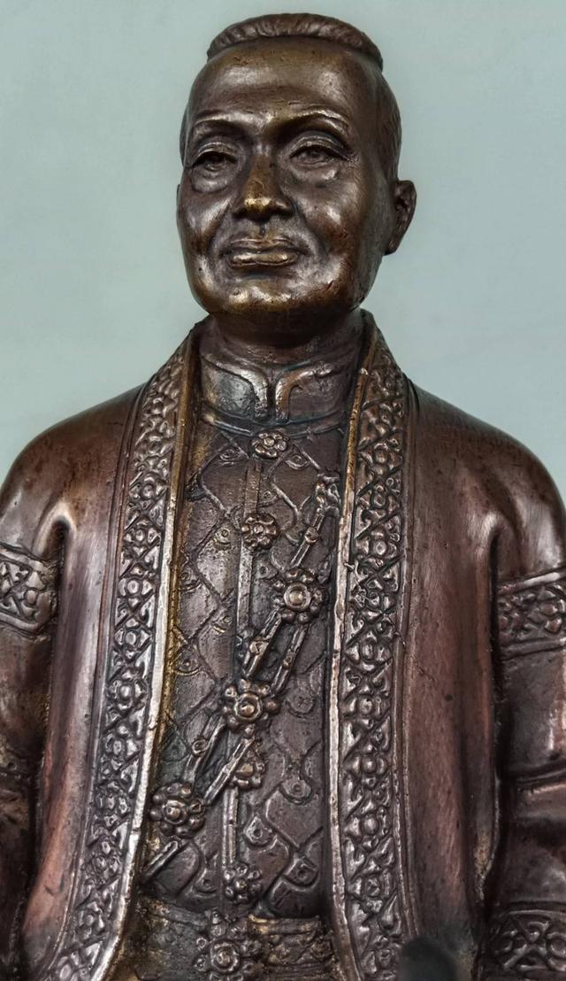 564.พระบรมรูปหล่อในหลวงรัชกาลที่ 3 พระบาทสมเด็จพระปรมาธิวรเสรฐมหาเจษฎาบดินทรฯ พระนั่งเกล้าเจ้าอยู่หัว ทรงประทับบนพระที่นั่งราชยานพุดตานทอง 3