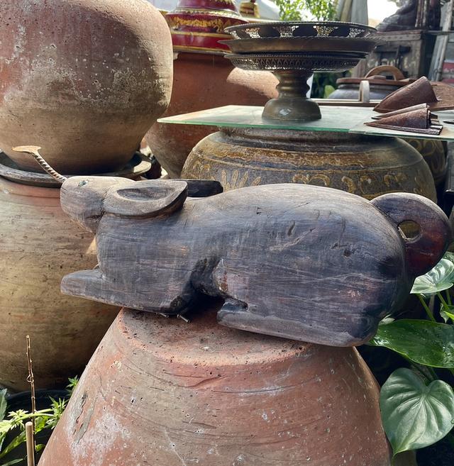 กระต่ายขูดมะพร้าว แกะสลัก สีโอ้ค กระต่ายไม้แกะ