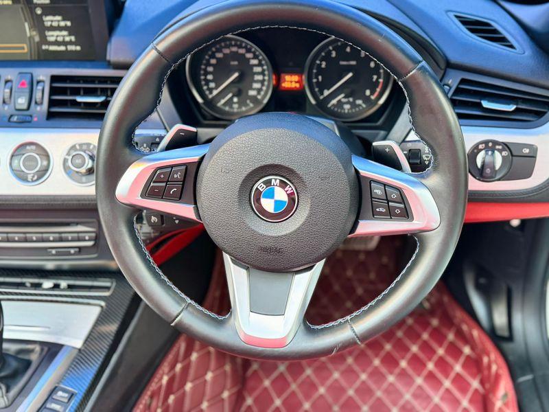 BMW Z4 2.0turbo Msport วิ่งน้อย สีขาว ภายในแดงไมล์ 90,xxx กม. ปี 2013