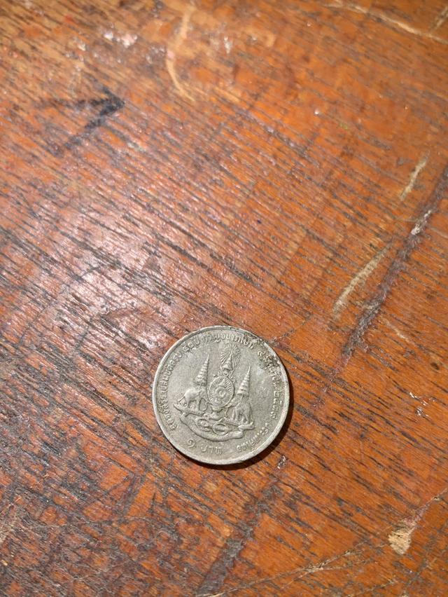 เหรียญ 1 บาท ปี 2539 กาญจนาภิเษก เป็นเหรียญกษาปณ์ที่สร้างขึ้นในวโรกาสฉลองสิริราชสมบัติ ครบ 50 ปีกาญจนาภิเษก รัชกาลที่ 9 รูปที่ 2