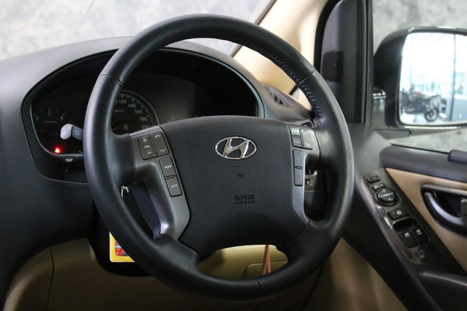 รหัสรถ JRS3187 🚐✨ HYUNDAI H-1 ปี 2017 สีดำสุดหรู สภาพพร้อมใช้ รูปที่ 8