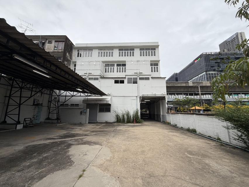 ขายตึกเก่าติดถนนใหญ่  ทำเลทอง แนวติดรถไฟฟ้า สุขุมวิท  Sale shop house at Sukhumvit zone BTS Punawithi 14