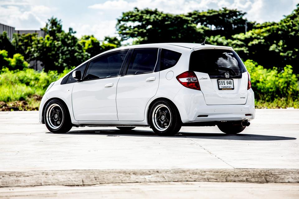 Honda Jazz 1.5 V ปี 2013 AT สีขาว สวยสภาพดี 9