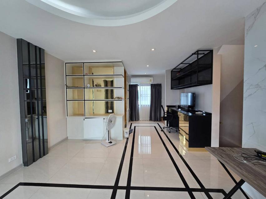 ให้เช่า​ Home​ Office​ โครงการ​ District​ Ekkamai​-Ramintra​ 32.5 ตร.ว​ พื้นที่ใช้สอย​ 172 3 น้ำ​ 6